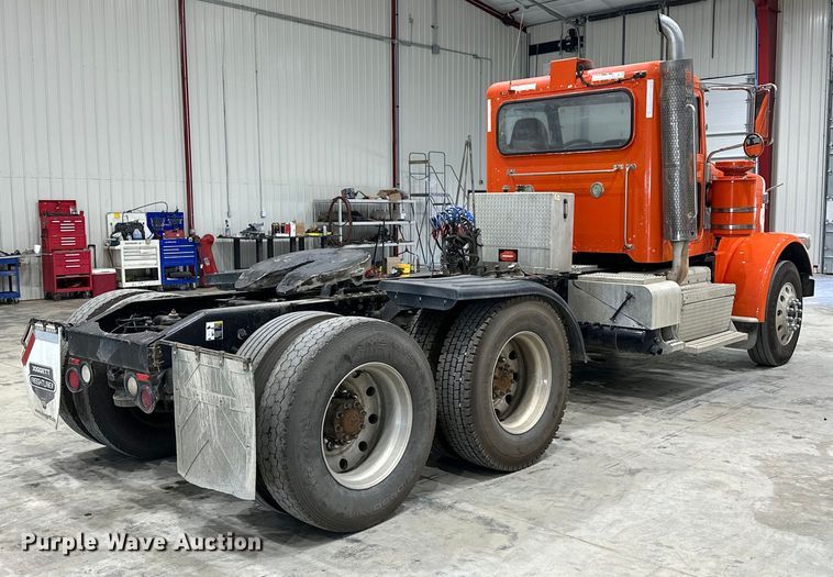 image for item EJ8926 2015 Peterbilt  389 semi truck