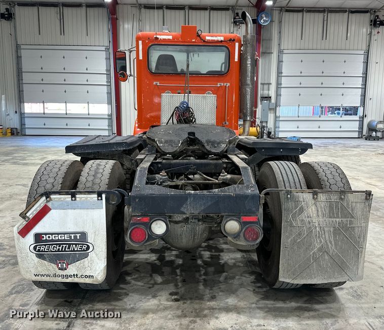 image for item EJ8926 2015 Peterbilt  389 semi truck