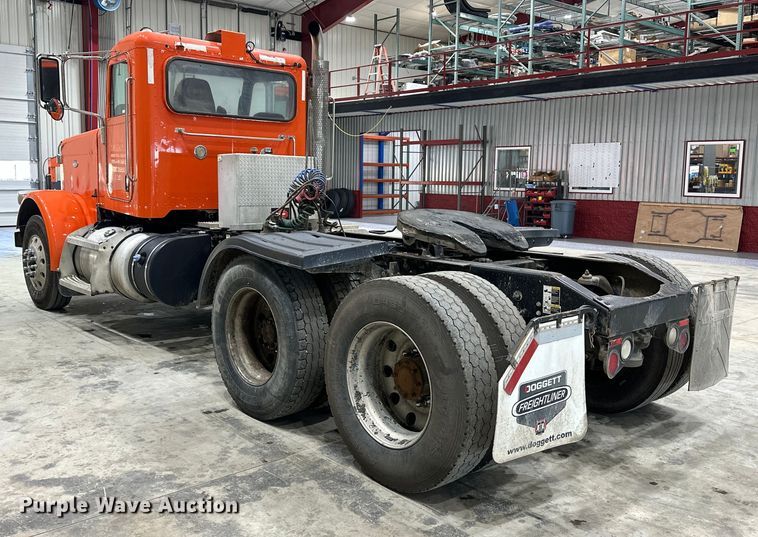 image for item EJ8926 2015 Peterbilt  389 semi truck