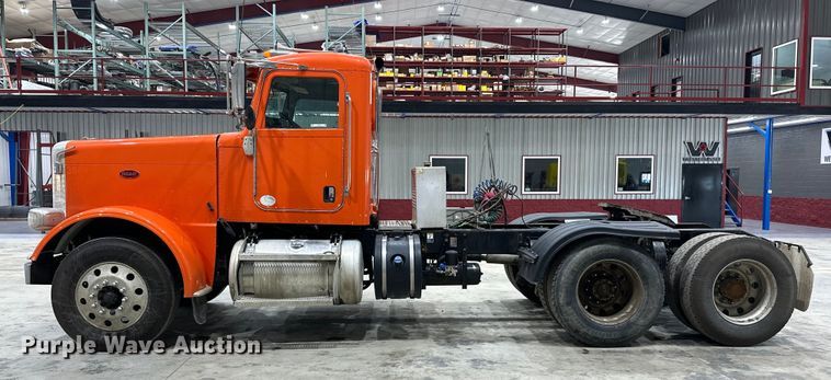 image for item EJ8926 2015 Peterbilt  389 semi truck