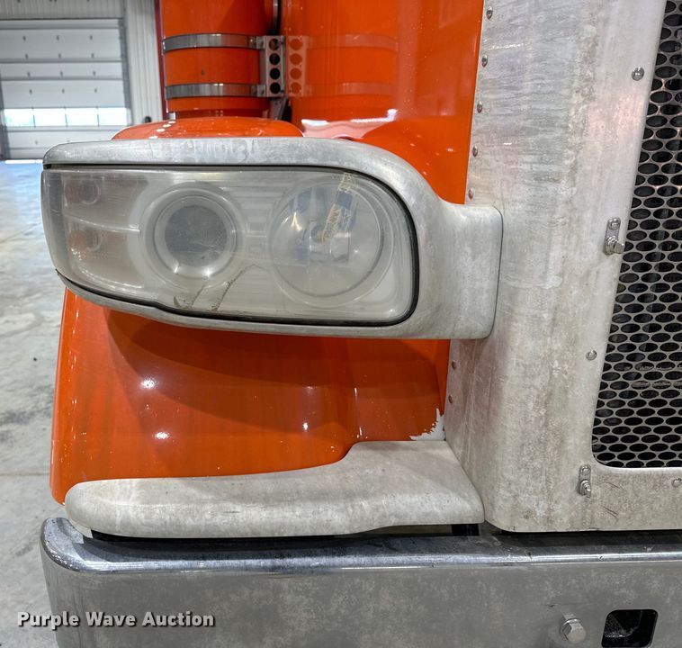 image for item EJ8926 2015 Peterbilt  389 semi truck