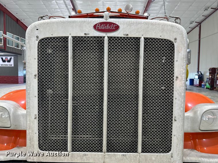 image for item EJ8926 2015 Peterbilt  389 semi truck