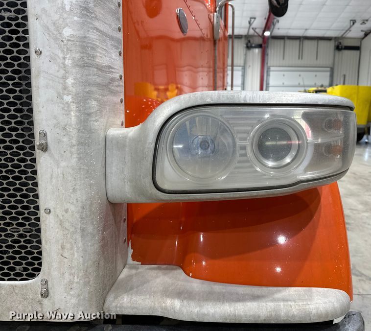 image for item EJ8926 2015 Peterbilt  389 semi truck