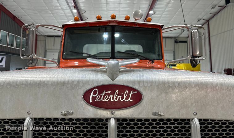 image for item EJ8926 2015 Peterbilt  389 semi truck