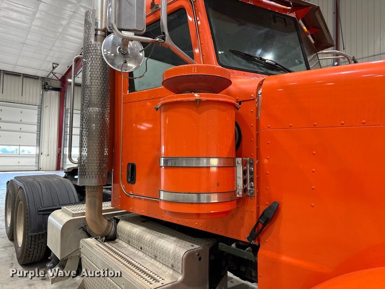 image for item EJ8926 2015 Peterbilt  389 semi truck