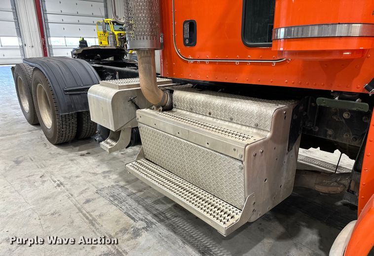 image for item EJ8926 2015 Peterbilt  389 semi truck