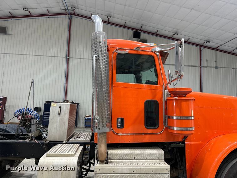 image for item EJ8926 2015 Peterbilt  389 semi truck