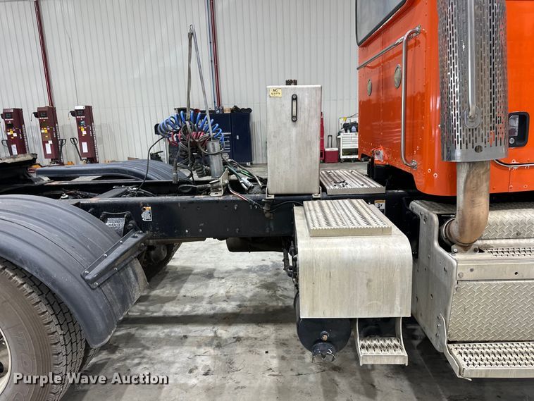 image for item EJ8926 2015 Peterbilt  389 semi truck