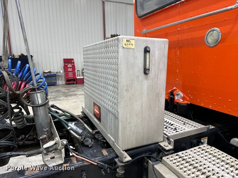 image for item EJ8926 2015 Peterbilt  389 semi truck