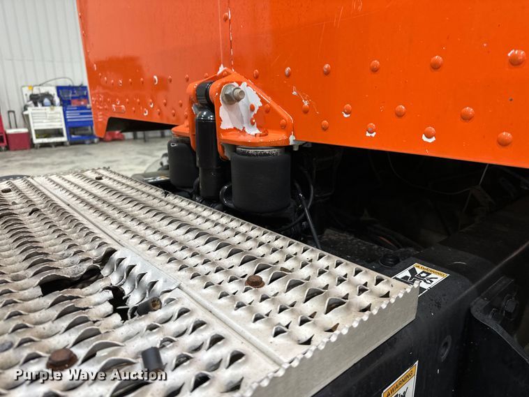 image for item EJ8926 2015 Peterbilt  389 semi truck