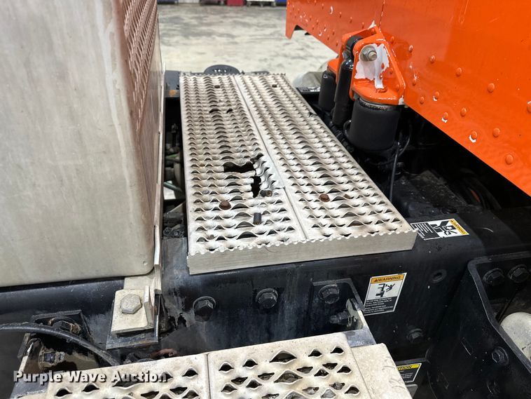 image for item EJ8926 2015 Peterbilt  389 semi truck