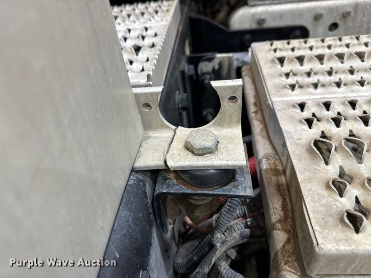 image for item EJ8926 2015 Peterbilt  389 semi truck