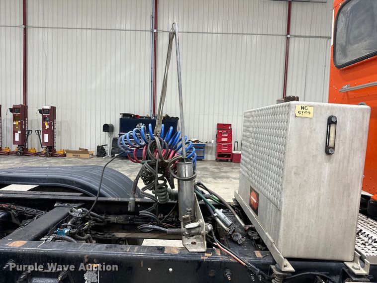 image for item EJ8926 2015 Peterbilt  389 semi truck