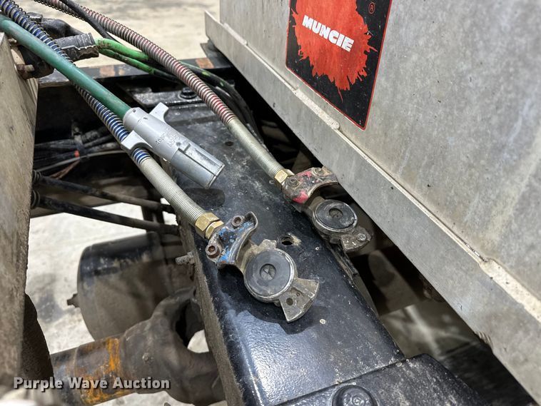 image for item EJ8926 2015 Peterbilt  389 semi truck