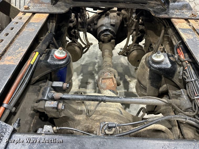 image for item EJ8926 2015 Peterbilt  389 semi truck