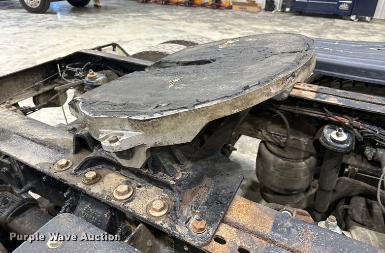 image for item EJ8926 2015 Peterbilt  389 semi truck