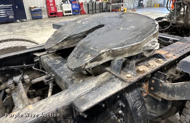 image for item EJ8926 2015 Peterbilt  389 semi truck