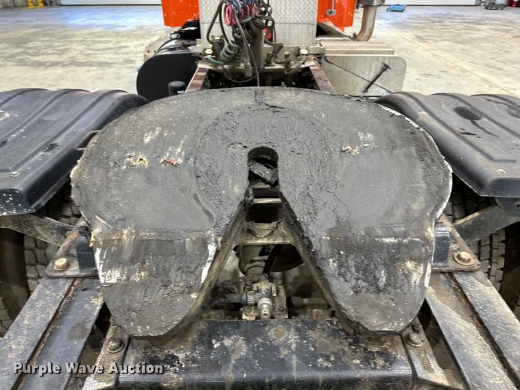 image for item EJ8926 2015 Peterbilt  389 semi truck