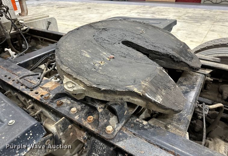 image for item EJ8926 2015 Peterbilt  389 semi truck