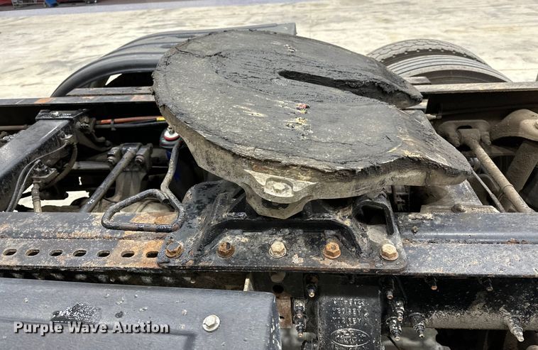 image for item EJ8926 2015 Peterbilt  389 semi truck