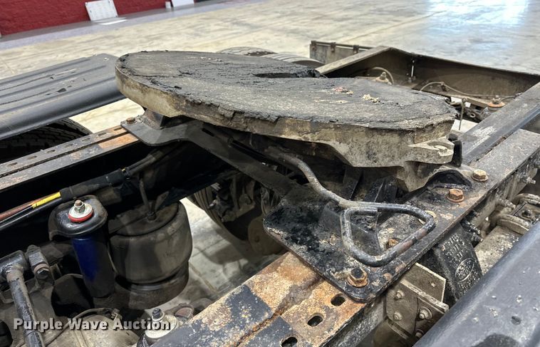 image for item EJ8926 2015 Peterbilt  389 semi truck