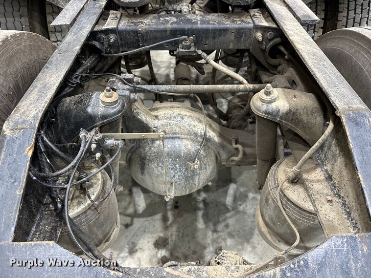 image for item EJ8926 2015 Peterbilt  389 semi truck