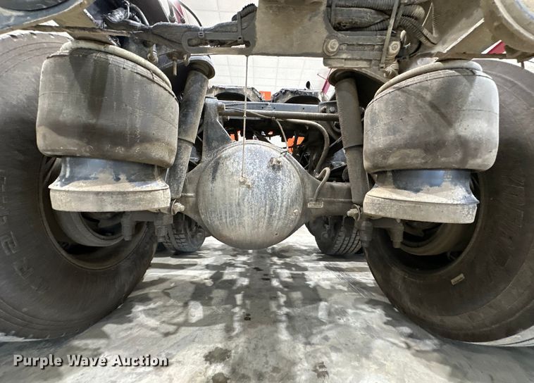 image for item EJ8926 2015 Peterbilt  389 semi truck