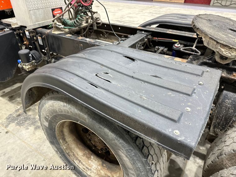 image for item EJ8926 2015 Peterbilt  389 semi truck