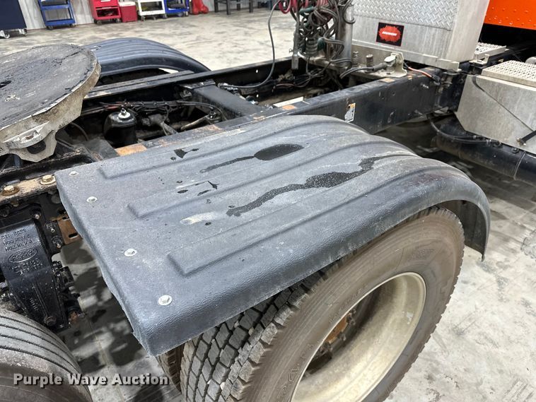 image for item EJ8926 2015 Peterbilt  389 semi truck