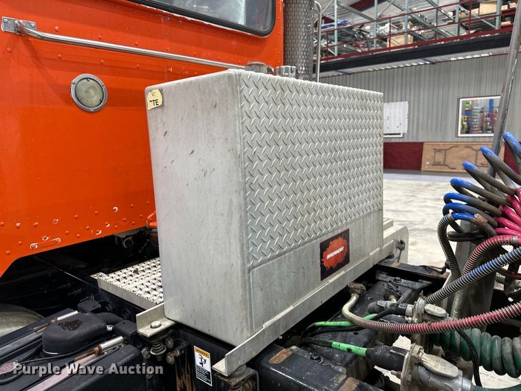 image for item EJ8926 2015 Peterbilt  389 semi truck