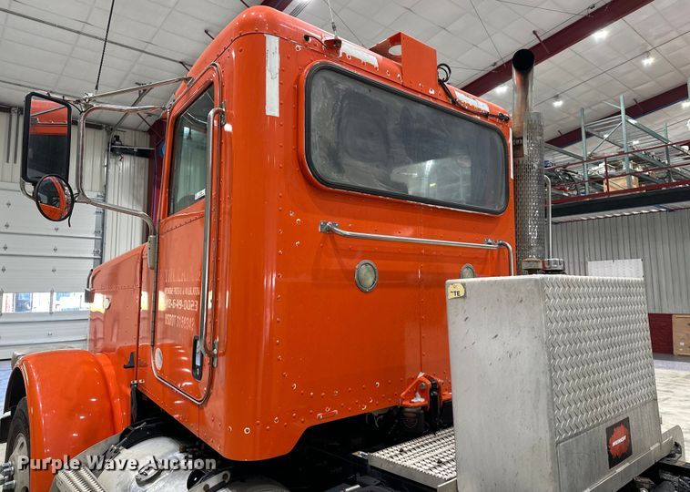 image for item EJ8926 2015 Peterbilt  389 semi truck