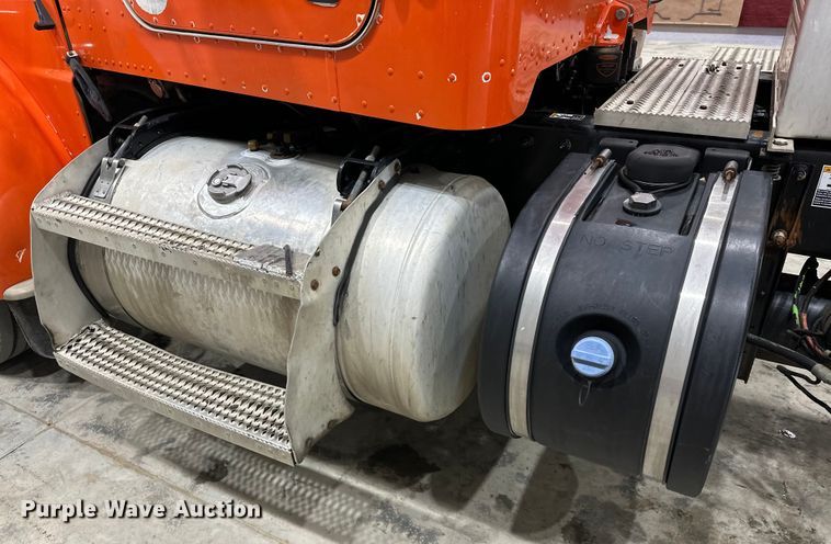 image for item EJ8926 2015 Peterbilt  389 semi truck