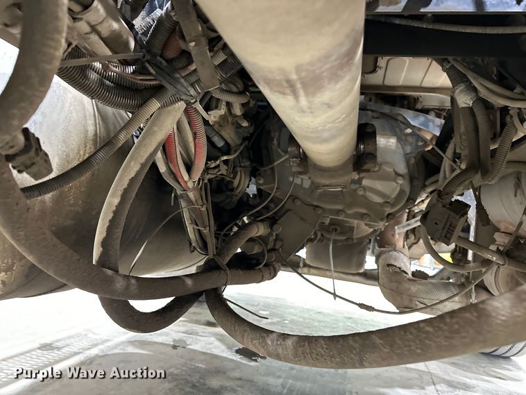 image for item EJ8926 2015 Peterbilt  389 semi truck