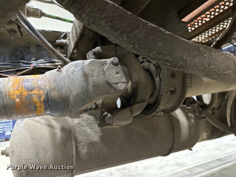 image for item EJ8926 2015 Peterbilt  389 semi truck