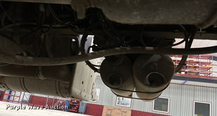 image for item EJ8926 2015 Peterbilt  389 semi truck