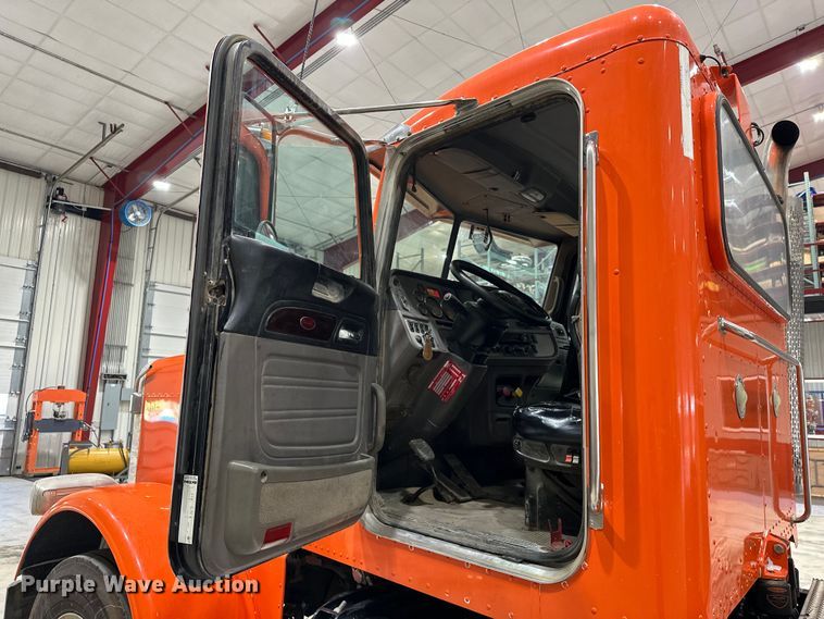 image for item EJ8926 2015 Peterbilt  389 semi truck