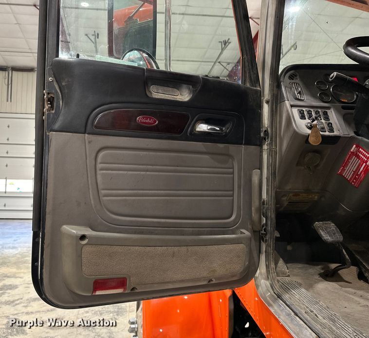 image for item EJ8926 2015 Peterbilt  389 semi truck