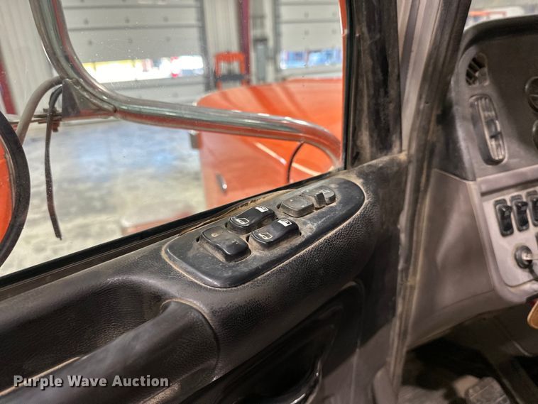 image for item EJ8926 2015 Peterbilt  389 semi truck