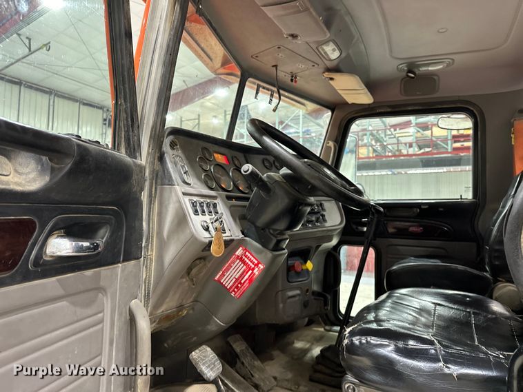 image for item EJ8926 2015 Peterbilt  389 semi truck