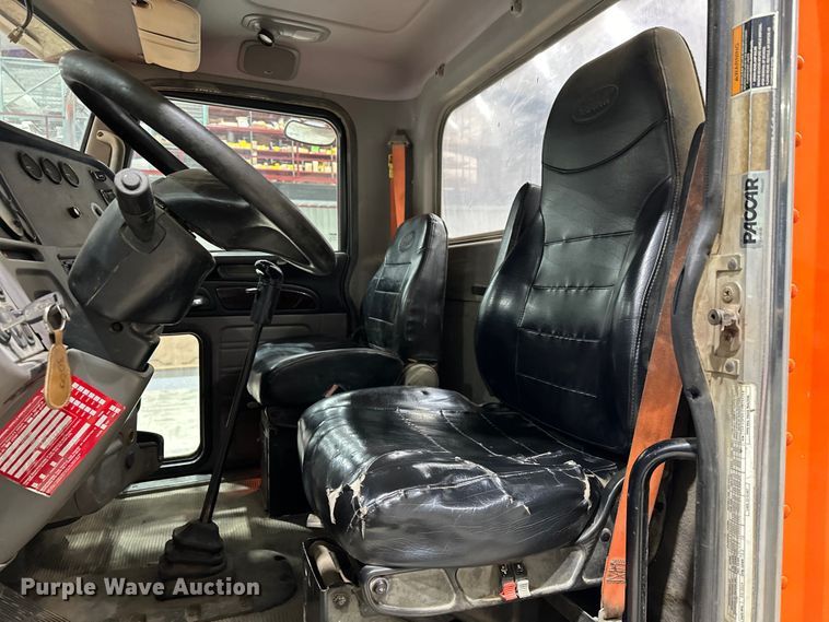 image for item EJ8926 2015 Peterbilt  389 semi truck