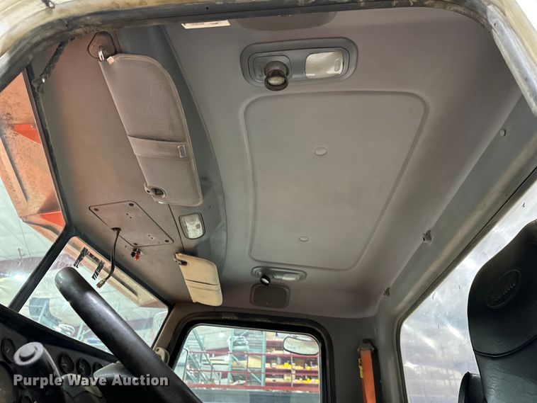 image for item EJ8926 2015 Peterbilt  389 semi truck