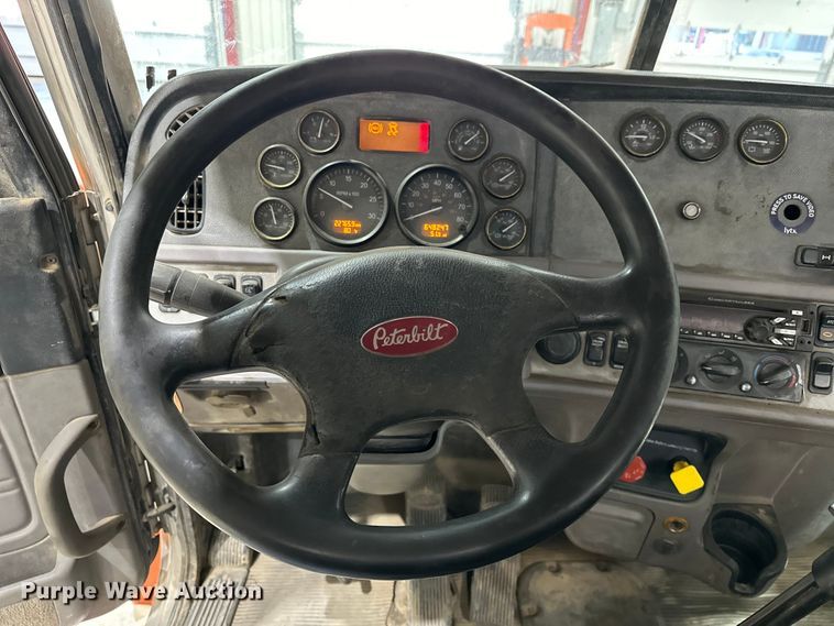 image for item EJ8926 2015 Peterbilt  389 semi truck