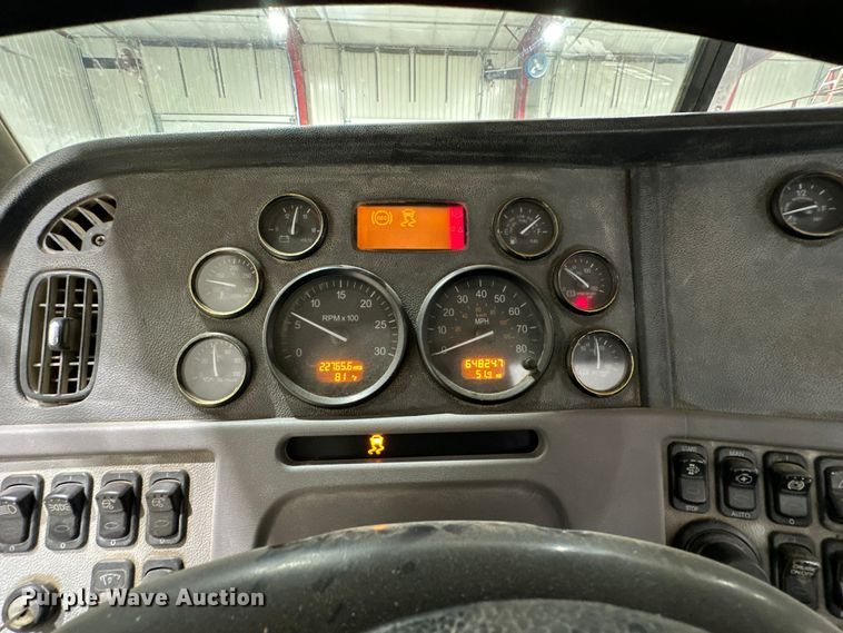 image for item EJ8926 2015 Peterbilt  389 semi truck