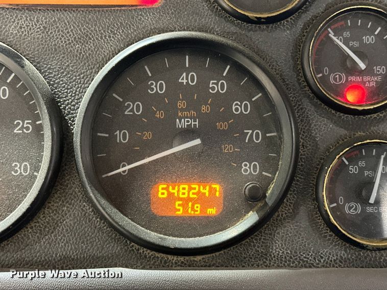 image for item EJ8926 2015 Peterbilt  389 semi truck