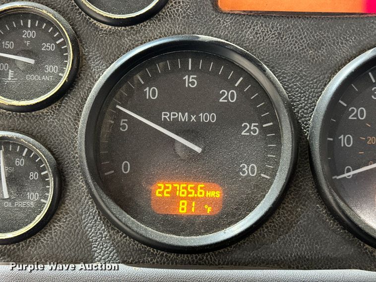 image for item EJ8926 2015 Peterbilt  389 semi truck