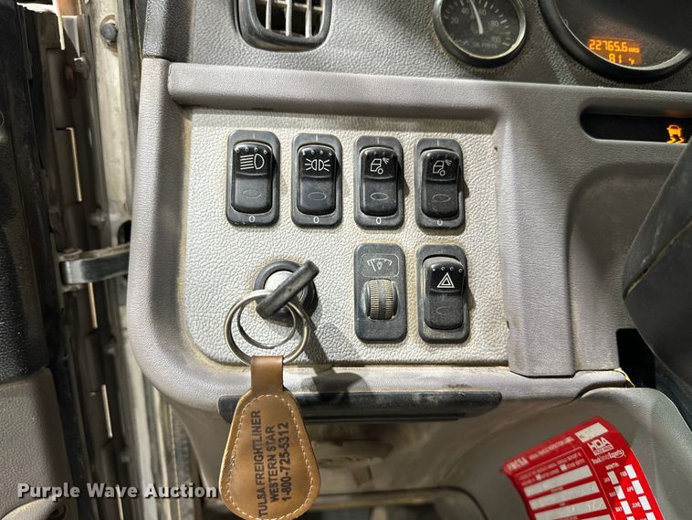 image for item EJ8926 2015 Peterbilt  389 semi truck