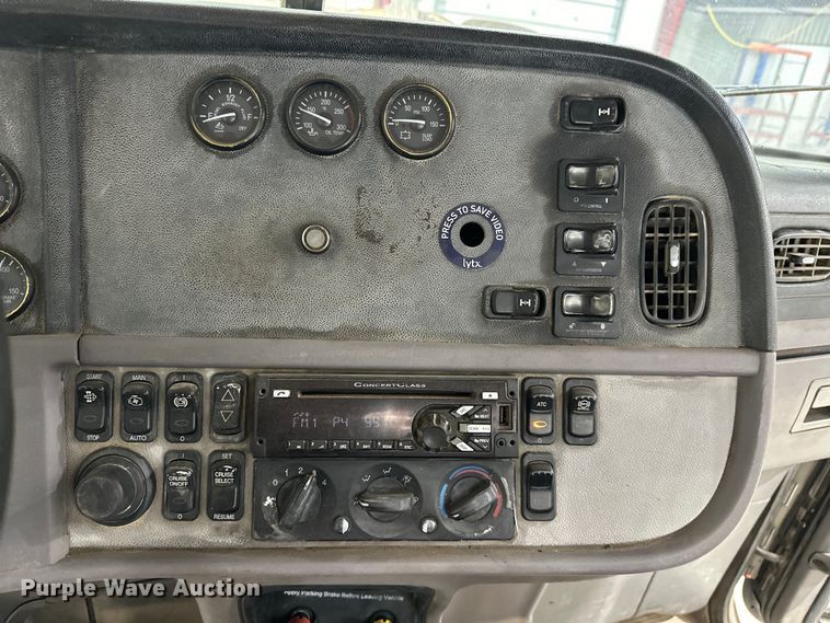 image for item EJ8926 2015 Peterbilt  389 semi truck