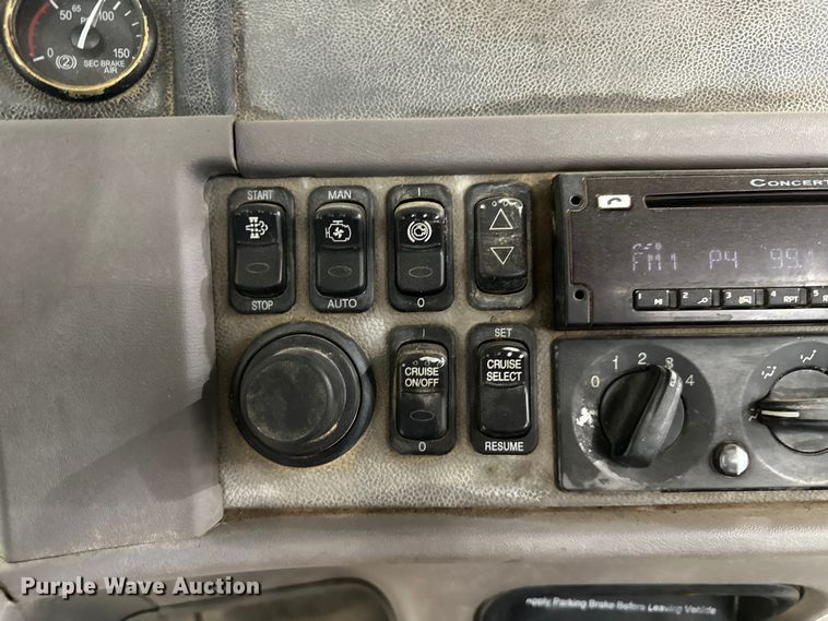 image for item EJ8926 2015 Peterbilt  389 semi truck