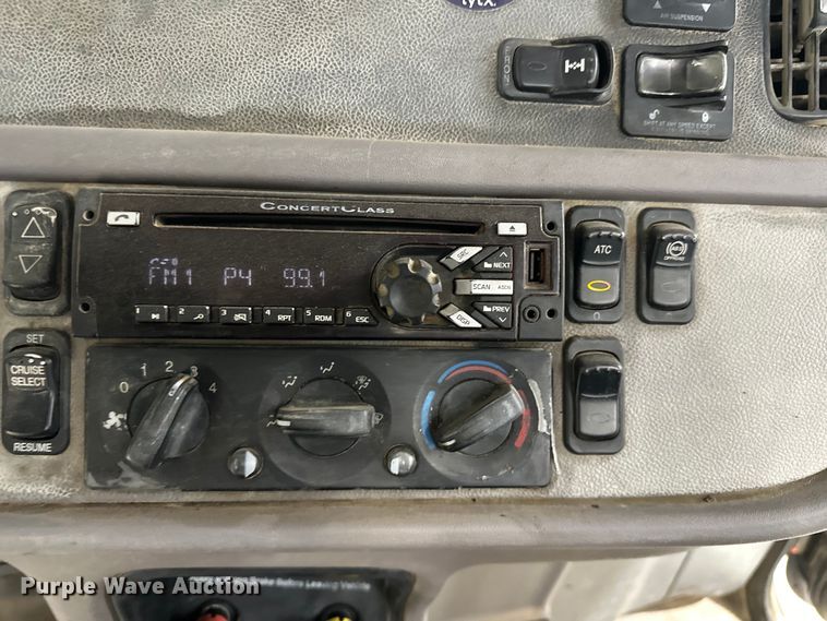 image for item EJ8926 2015 Peterbilt  389 semi truck