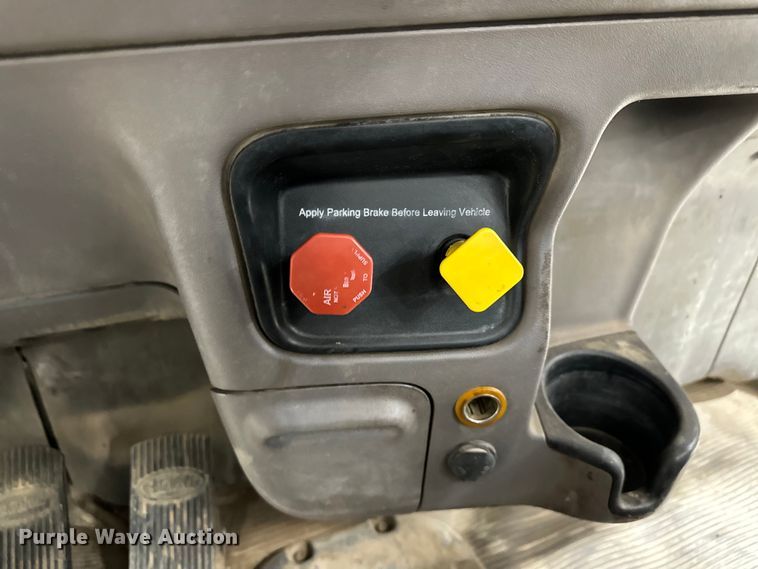 image for item EJ8926 2015 Peterbilt  389 semi truck